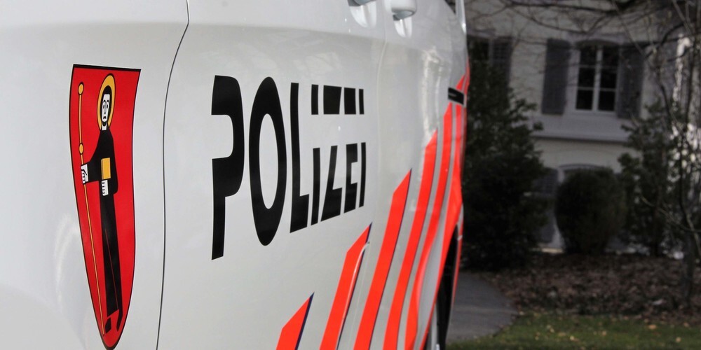 Beim Unfall entstand Sachschaden. Ausserdem klagt der Autolenker über Nackenschmerzen. (Symbolbild)