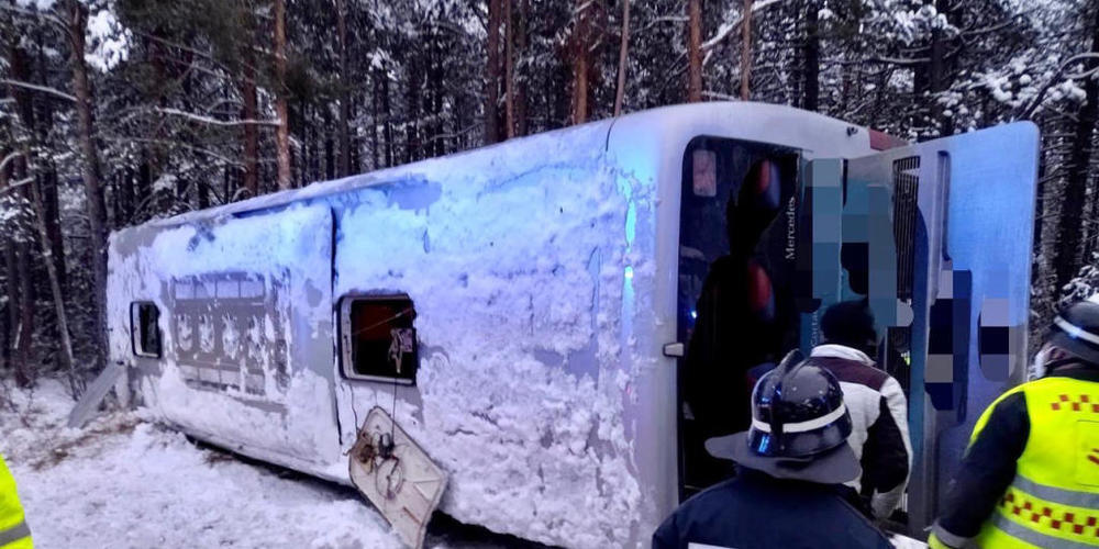 HANDOUT - Rettungskräfte sind an einem umgekippten Bus im Einsatz. Foto: Landesverband der Freiwilligen Feuerwehren Südtirols /dpa - ACHTUNG: Nur zur redaktionellen Verwendung im Zusammenhang mit der aktuellen Berichterstattung und nur mit vollstä...