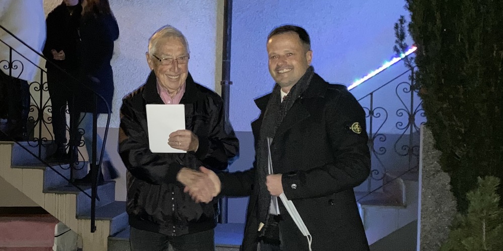 Gemeindepräsident Bruno Seelos überreichte an Viktor Pfister ein Ehrenpräsent