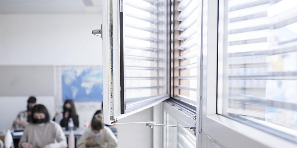 Laut Daten aus 300 CO2-Messgeräten an Bündner Schulen, schützt regelmässiges Lüften in Klassenzimmern vor Ansteckungen mit dem Coronavirus. (Symbolbild)