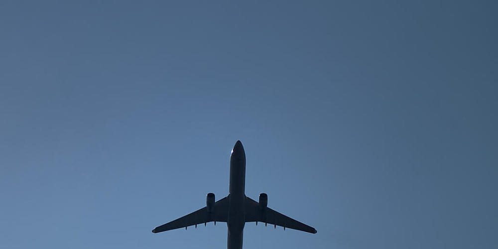 Vor allem Fluglärm stört die Bevölkerung. Darum fordert die Eidgenössische Kommission für Lärmbekämpfung strengere Grenzwerte. (Symbolbild)