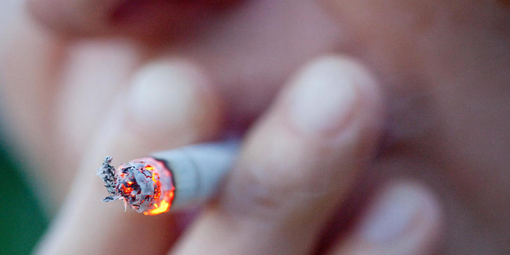 ARCHIV - Eine Frau raucht eine Zigarette. Foto: Christoph Schmidt/dpa