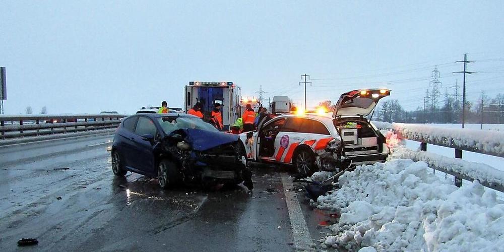 Eine 23-jährige Autolenkerin fuhr auf der A3 in Niederurnen GL einen Polizisten an. Er verletzte sich beim Unfall schwer und wurde ins Universitätsspital Zürich geflogen.