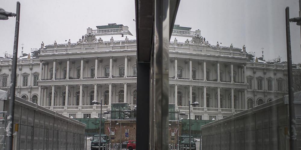 Das Palais Coburg, in dem die Atomgespräche mit dem Iran stattfinden, spiegelt sich an einer Fensterfassade. Bei den Gesprächen in Wien haben gegenseitige Vorwürfe des Irans und westlicher Staaten die Fortsetzung der Verhandlungen über die Wiederh...
