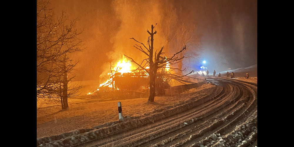 Das vollständige Abbrennen des Stallgebäudes konnte nicht mehr verhindert werden. 