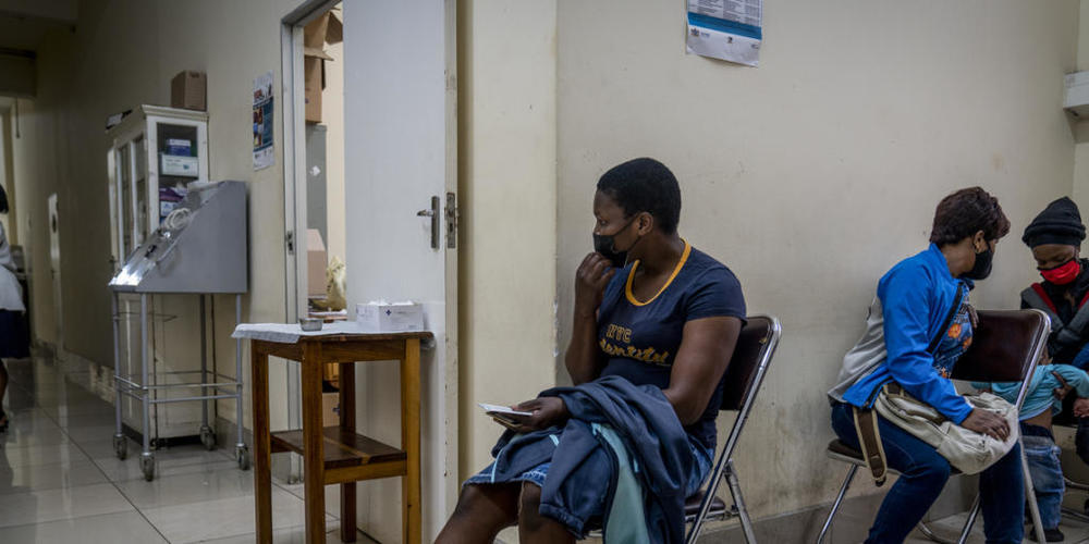 Menschen warten in der Hillbrow Clinic in Johannisburg auf eine Impfung gegen das Coronavirus. Nach Angaben der Weltgesundheitsorganisation WHO vom Donnerstag scheint eine Infektion mit der neuen Coronavirus-Variante Omikron in Südafrika nicht so ...