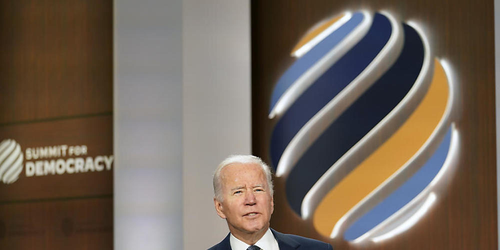 Joe Biden, Präsident der USA, spricht im South Court Auditorium des Weißen Hauses bei der Eröffnung des zweitägigen virtuellen «Gipfels für Demokratie». Am Donnerstag kündigte Biden a, dass die USA mehr mehrere Hundert Millionen US-Dollar in die S...