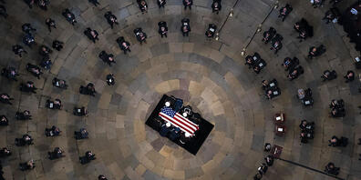 dpatopbilder - Der Sarg von Bob Dole, früherer republikanischer Senator und Präsidentschaftskandidat, wird in der Rotunde des US-Kapitols aufgebahrt. US-Präsident Joe Biden und führende Vertreter des Kongresses haben am Donnerstag Abschied genomme...