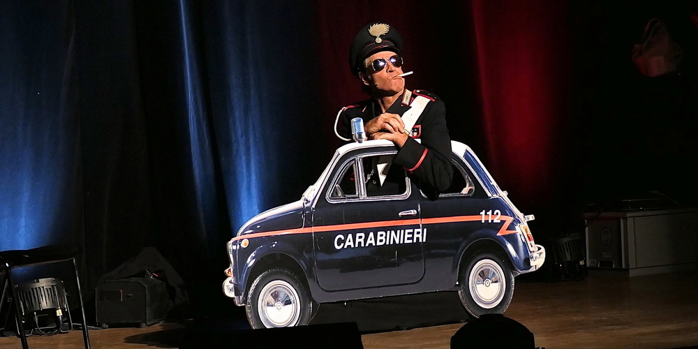 Rob Spence als stolzer Carabinieri mit seinem Dienstfahrzeug