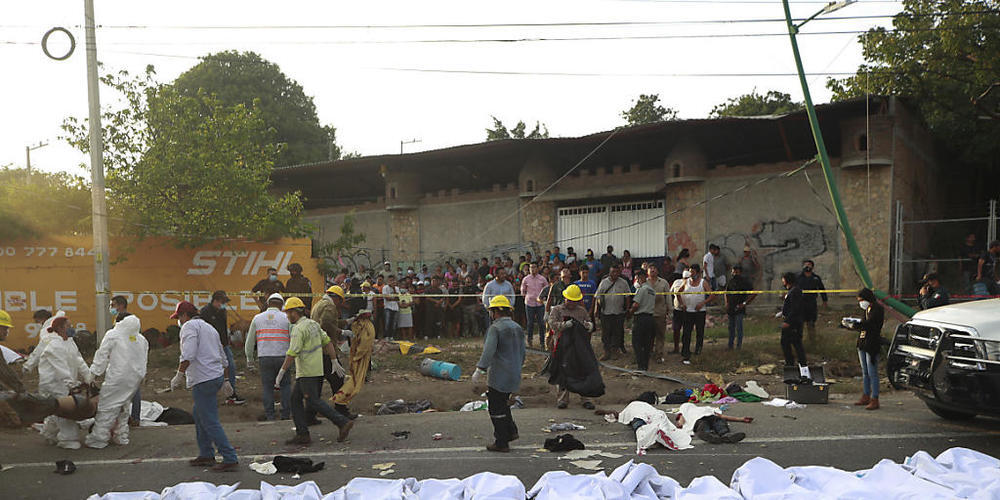 Leichen in Leichensäcken liegen nach einem Unfall in Tuxtla Gutierrez im mexikanischen Bundesstaat Chiapas am Straßenrand. Foto: Str/AP/dpa