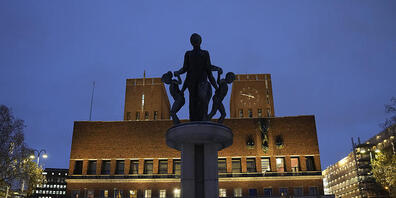 Das Osloer Rathaus ist am Abend beleuchtet. Foto: Alexander Zemlianichenko/AP/dpa