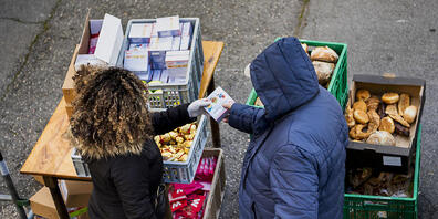 Freiwillige verteilen Nahrungsmittel an Menschen in Not: Laut einer Umfrage stellt die Pandemie die Solidarität auf die Probe. (Archivbild)