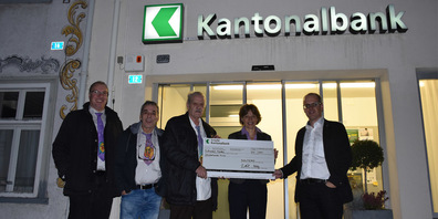Zustupf ans Brauchtum: Die Schnitzerfreunde Christoph Senti, Marcus Deflorin und Bruno Bless dürfen sich über die Spende der St. Galler Kantonalbank Flums aus der Hand von  Regula Nadig und Andreas Heeb freuen (von links). 