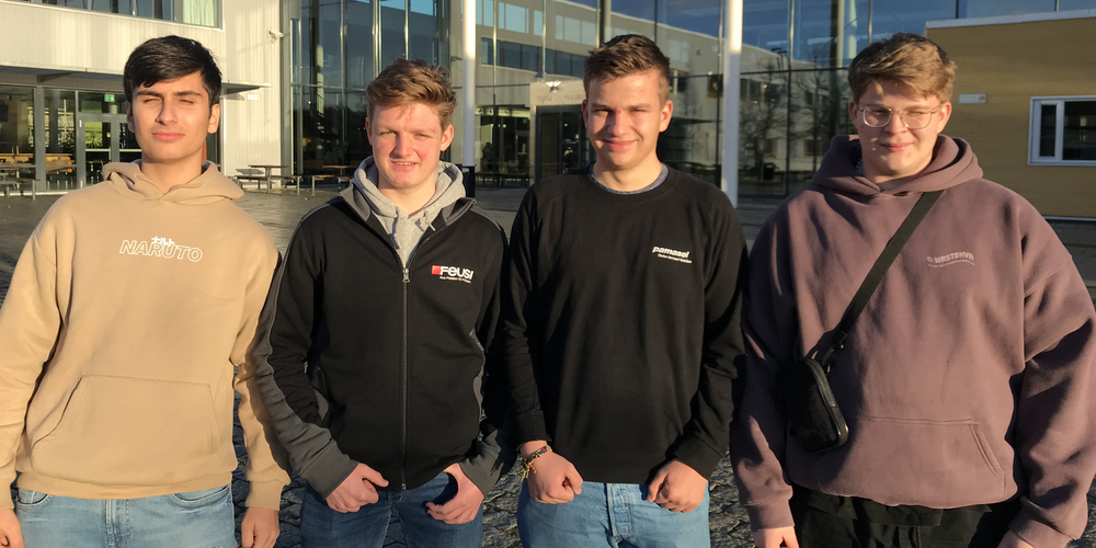 Vier Lernende vom BBZP durften nach Norwegen reisen und eine «Penny Press Machine» entwickeln und herstellen (v. l.): Reman Hasan, Jan Kälin, Luca Hasler und Pascal Züger.