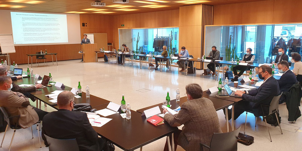 Vertreterinnen und Vertreter von Branchenverbänden und Bildungsinstitutionen diskutierten auf Einladung des Tourismusrats Graubünden über Herausforderungen des Fachkräftemangels.