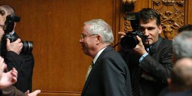 Christoph Blocher verlässt im Dezember 2007 nach seiner Abschiedsrede den Nationalratssaal. Am Vortag war er aus der Regierung abgewählt worden. (Archivbild)