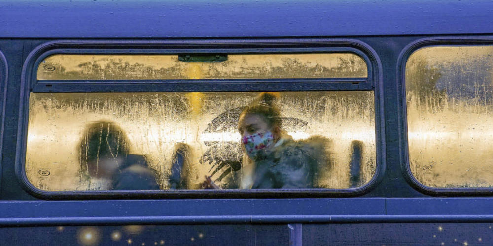 Nach mehreren Monaten der Freiheit müssen sich die Menschen in England wieder ans Masketragen gewöhnen. Foto: Peter Byrne/PA/AP/dpa