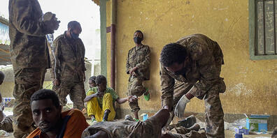 Verwundete Mitglieder der äthiopischen Streitkräfte, die von Tigray-Kräften gefangen genommen wurden, werden in einem Gefängnis medizinisch versorgt. Foto: Uncredited/AP/dpa