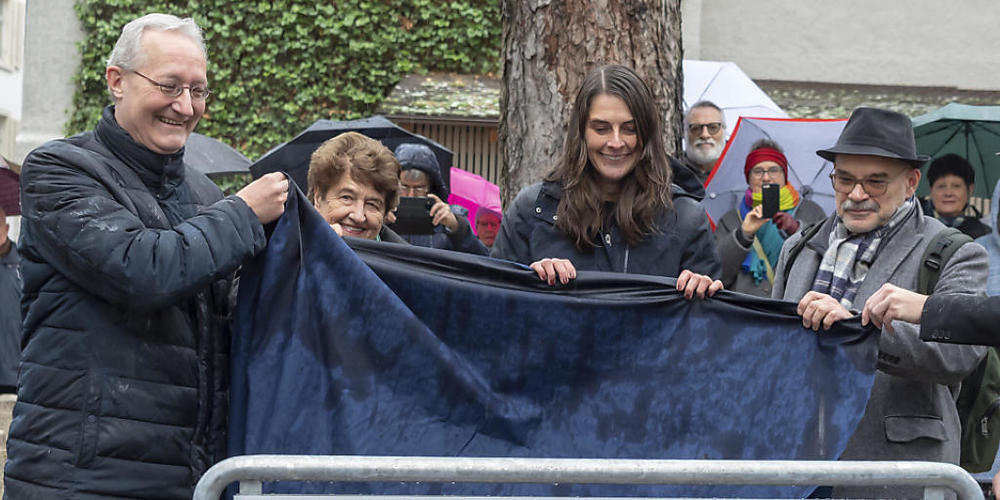 Paul Haffner, Präsident der Nomenklaturkommission, die Hesse-Festival-Organisatorin Helen Liebendörfer, Regierungsrätin Stephanie Eymann, Literaturwissenschaftler Alexander Honold und der ehemalige Regierungsrat Baschi Dürr weihen den Hermann Hess...