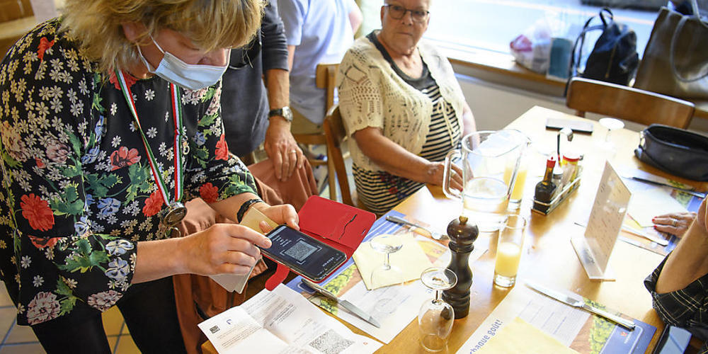 Ein Beizenbesuch könnte je nach Entwicklung der Corona-Lage bald wieder verboten werden. (Archivbild)