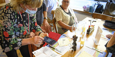 Ein Beizenbesuch könnte je nach Entwicklung der Corona-Lage bald wieder verboten werden. (Archivbild)