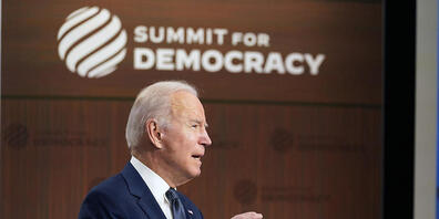 Joe Biden, Präsident der USA, spricht im South Court Auditorium des Weißen Hauses bei der Eröffnung des zweitägigen virtuellen «Gipfels für Demokratie». Die USA und zahlreiche andere Akteure haben bei dem Gipfel eindringlich vor einem globalen Vor...