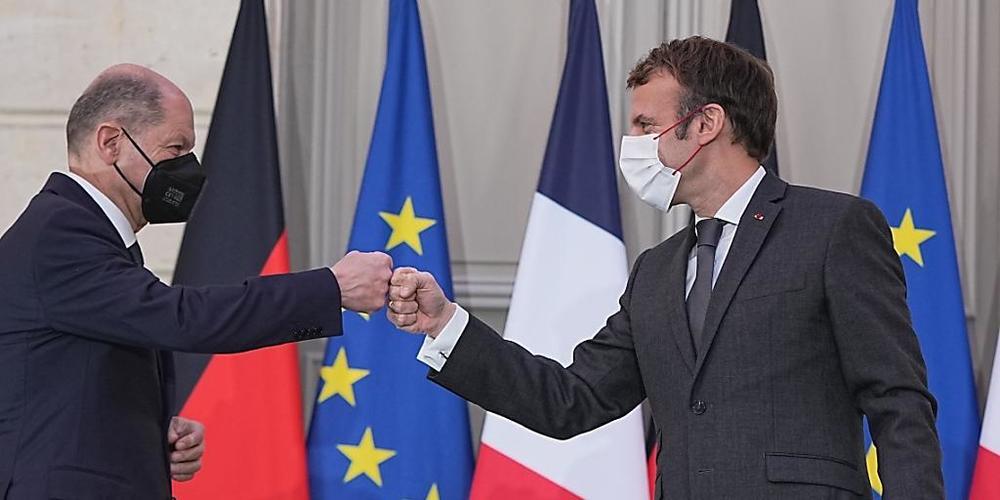 Deutschlands Bundeskanzler Olaf Scholz (SPD, l) nimmt neben Emmanuel Macron, Staatspräsident von Frankreich, an einer Pressekonferenz teil. Beim Antrittsbesuch in Paris hat Olaf Scholz ebenso wie Staatschef Emmanuel Macron den Willen zur engen deu...