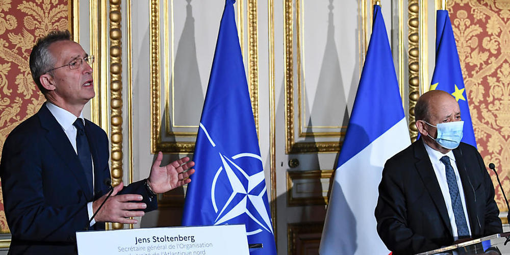 Jens Stoltenberg (l), Nato-Generalsekretär, und Jean-Yves Le Drian, Außenminister von Frankreich, sprechen während einer Pressekonferenz. Frankreich hat am Freitag die Bedeutung einer stärkeren europäischen Verteidigung und einer engen Zusammenarb...