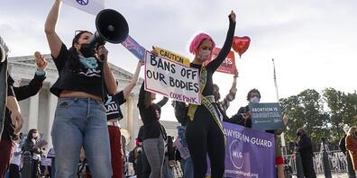 ARCHIV - Abtreibungsrechtler protestieren am 01.11.2021 vor dem Obersten Gerichtshof auf dem Capitol Hill im Streit um das extrem strenge Abtreibungsgesetz in Texas. Aus einer am Freitag veröffentlichten Entscheidung des Supreme Court geht hervor,...
