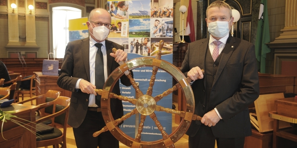 Regierungsrat Fredy Fässler (SG, l.) übergibt den Vorsitz der Internationalen Bodensee-Konferenz an Regierungsrat Alfred Stricker (AR).