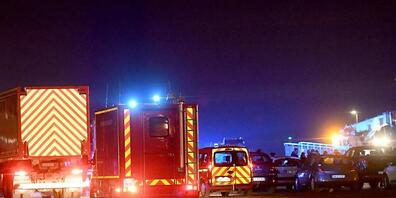 Rettungskräfte treffen am 24.11.2021 im Hafen von Calais ein, nachdem beim Untergang eines Migrantenbootes mindestens 27 Menschen ums Leben gekommen sind. (Archivbild) Foto: Francois Lo Presti/AFP/dpa