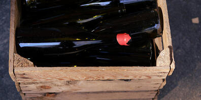 Einbrecher stahlen in einem St. Galler Weingeschäft mehr als 200 Flaschen Wein und Champagner. (Symbolbild)