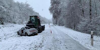 Der 47-jährige Lenker des Autos wurde bei dem Zusammenstoss mit einem Traktor schwer verletzt.