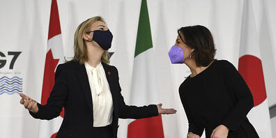 Die britische Außenministerin Liz Truss (l) begrüßt Annalena Baerbock, Außenministerin und Bundesvorsitzende von Bündnis 90/Die Grünen bei ihrer Ankunft im Museum of Liverpool. Die Außenminister wollen bei ihrem G7-Treffen am 11 und 12.12.2021 übe...