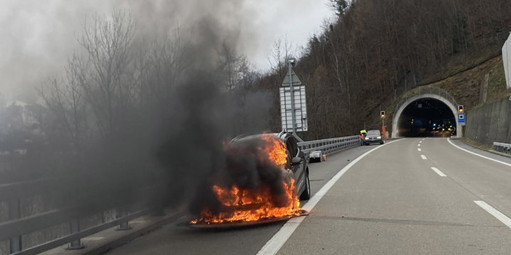 Vollbrand: Das Auto hat es auf der A3 bei Murg gerade noch aus dem Tunnel geschafft.