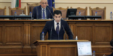 Kiril Petkov, designierter neuer Ministerpräsident von Bulgarien, spricht auf der ersten Sitzung des neuen bulgarischen Parlaments. Petkov kündigte bei der Sitzung einen Koalitionsvertrag in der kommenden Woche an. Foto: Valentina Petrova/AP/dpa