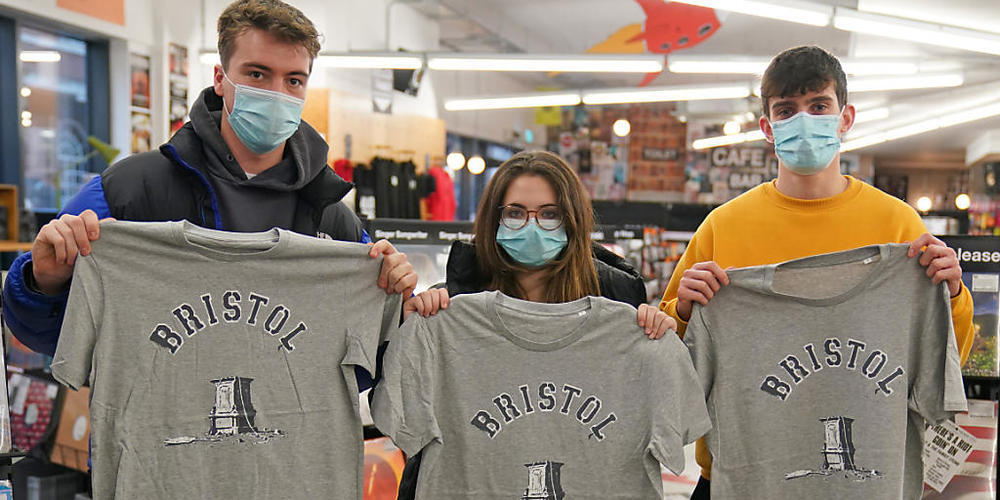 Kunden stehen im Geschäft "Rough Trade" mit einem vom Street-Art-Künstler Banksy entworfenen T-Shirt. Vor einem Prozess zum Sturz einer Sklavenhalter-Statue in seiner Heimatstadt Bristol greift der britische Street-Art-Künstler Banksy den vier Ang...