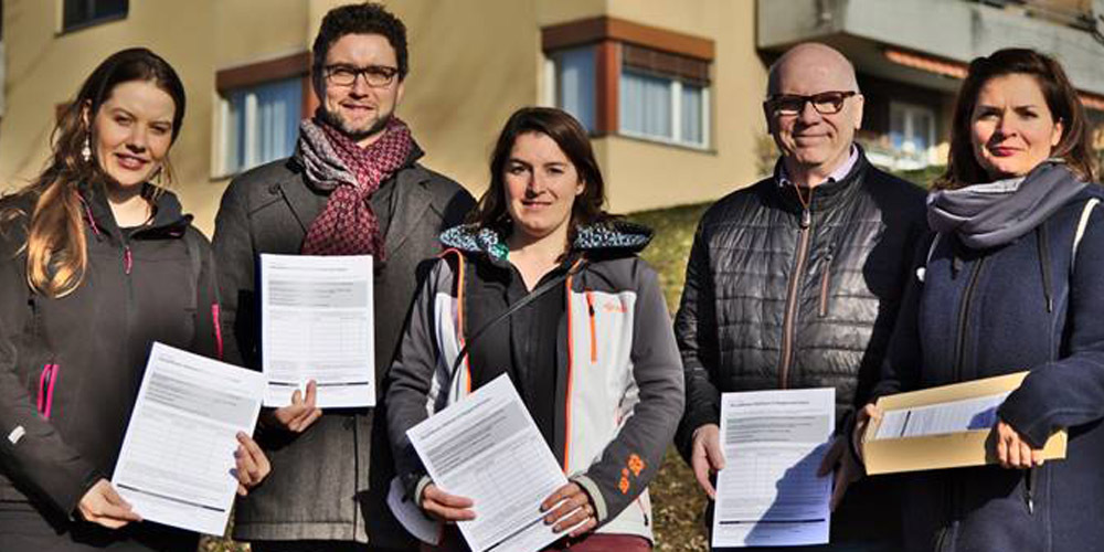 (v.l.n.r.): Astrid Marquardt (Grüne), Tobias Uebelhart (glp), Astrid Amiet (glp), Pablo Blöchlinger (Mieterverband) und Susann Helbling (SP) vor bedrohtem bezahlbaren Wohnraum an der Bollwiesstrasse in Jona. 