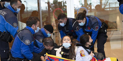 Die Polizei griff ein, um die Demonstrierenden zu vertreiben, die sich am Eingang des IOC-Sitzes in Lausanne angekettet hatten.