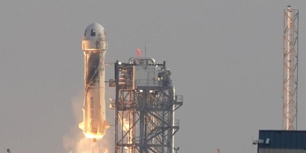 ARCHIV - Die «New-Shepard»-Rakete von Blue Origin startet im Juli erstmals für einen ihrer Kurz-Ausflüge ins Weltall. Foto: Tony Gutierrez/AP/dpa
