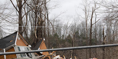 Blick auf ein Haus, nachdem es von einem Tornado zerstört wurde. Tornados haben in den USA eine Schneise der Verwüstung durch mehrere Bundesstaaten geschlagen und wohl zahlreiche Menschen das Leben gekostet. Foto: George Walker Iv/The Tennessean/A...
