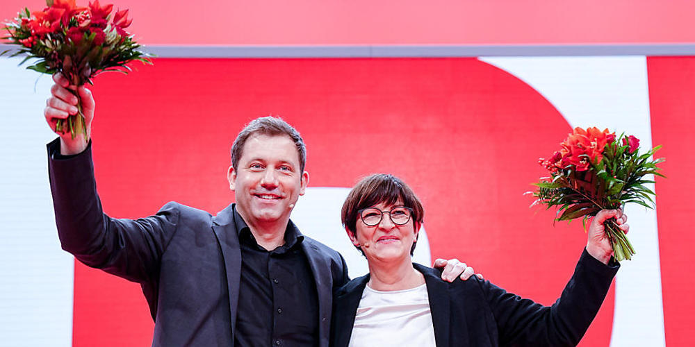 Lars Klingbeil, neugewählter SPD-Parteivorsitzender, und Saskia Esken, neugewählte SPD-Parteivorsitzende, winken mit Blumen beim Bundesparteitag ihrer Partei. Foto: Kay Nietfeld/dpa