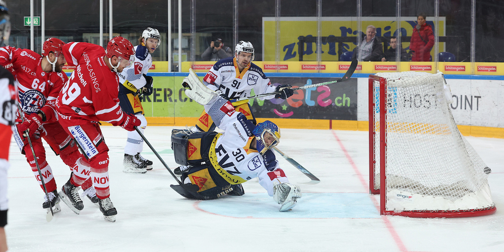 Zack Mitchell trifft zum 4:1 für die SCRJ Lakers. Am Schluss gewinnen die Rosenstädter deutlich mit 5:2 gegen den EV Zug.