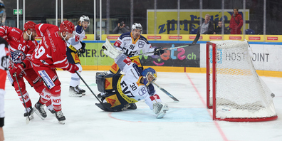 Zack Mitchell trifft zum 4:1 für die SCRJ Lakers. Am Schluss gewinnen die Rosenstädter deutlich mit 5:2 gegen den EV Zug.