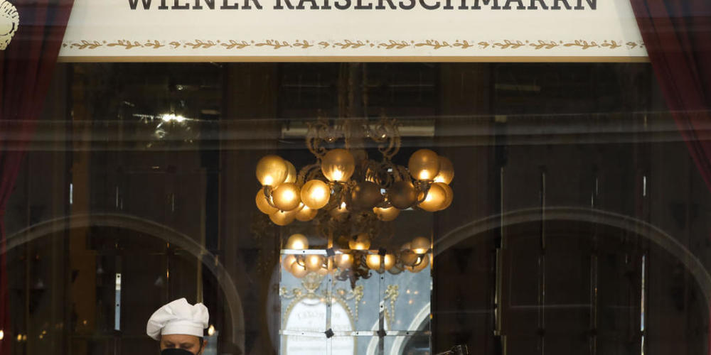 dpatopbilder - Ein Koch bereitet am Kaffeehaus Demel einen Kaiserschmarrn zu. (Archivbild) Foto: Lisa Leutner/AP/dpa