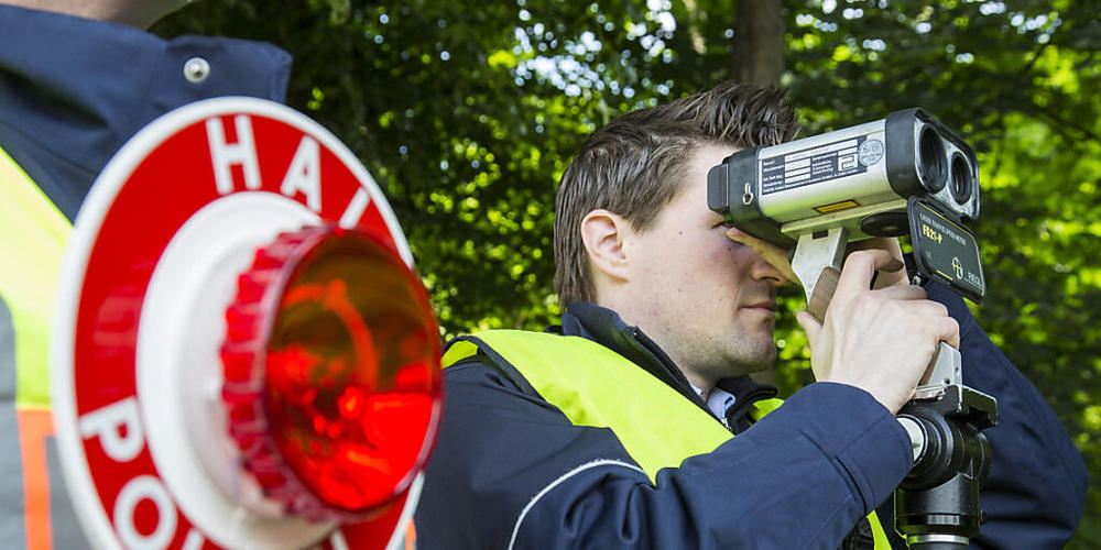 Mit einem gemieteten BMW und mit dem Fahrausweis auf Probe mit 105 km/h in die Radarfalle getappt. (Symbolbild)