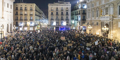 Demonstranten protestieren gegen die Verwendung des Covid-Passes. Mindestens 2.000 Menschen haben gegen die Verwendung des Covid-Passes demonstriert, der eine Impfung bescheinigt und für den Zugang zu Bars, Restaurants, Fitnessstudios und Nachtlok...