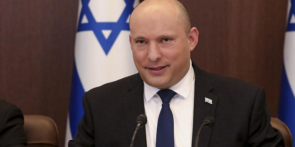 Naftali Bennett, Ministerpräsident von Israel, spricht während einer Kabinettssitzung im Büro des Ministerpräsidenten. Foto: Gil Cohen-Magen/Pool AFP/AP/dpa