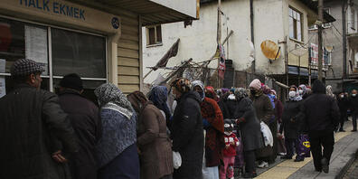 Seit Wochen ein typisches Bild in Ankara: Menschen stehen Schlange, um Brot zu kaufen. Foto: Burhan Ozbilici/AP/dpa
