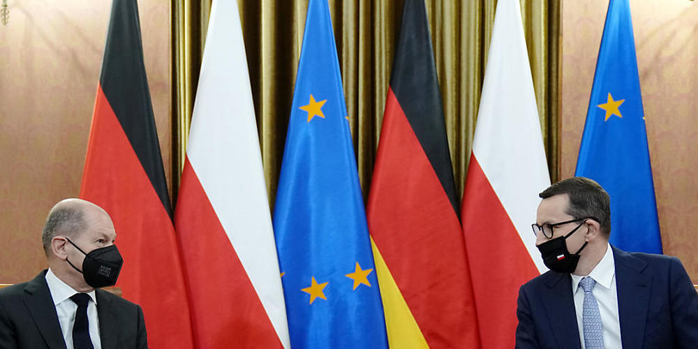 Bundeskanzler Olaf Scholz (SPD) wird von Mateusz Jakub Morawiecki (r), Ministerpra·sident von Polen, bei seinem Antrittsbesuch in Polen zum vier Augen Gespräch empfangen. Foto: Kay Nietfeld/dpa